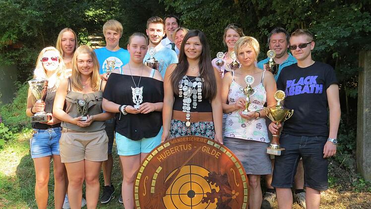 Die Gewinner des Ortsschießens: (von links nach rechts). Jana Lippert, Sandra Gigla, Annika Ferdin, Andreas Stöhling, Theresa Leber, Tobias Mützel, Julia Renninger, Schützenmeister Michael Fell, Inge Gigla, Silke Kaufmann, Monika Stöhling, Thomas Lippert,
