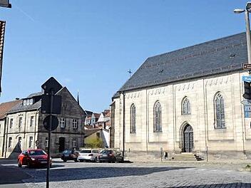 Links hinter der Christuskirche wird das neue Gemeindehaus entstehen.  Foto: Hofmann