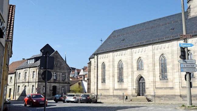 Links hinter der Christuskirche wird das neue Gemeindehaus entstehen.  Foto: Hofmann