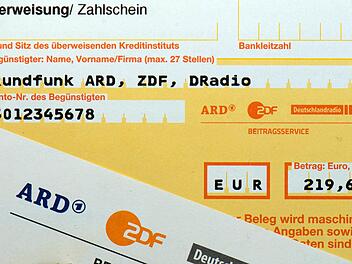 Manche Privatpersonen und auch Unternehmen haben doppelt oder zu viel Rundfunkbeitrag gezahlt. Dieses Geld können sie jetzt zurückfordern. Symbolfoto: Arno Burgi, dpa