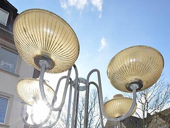 Eine der letzten "Winklerleuchten" in der Stadt. Im Sommer sollen die letzten ausgedienten Straßenlaternen gegen moderne Lichtstelen ausgetauscht werden. Foto: Ronald Rinklef