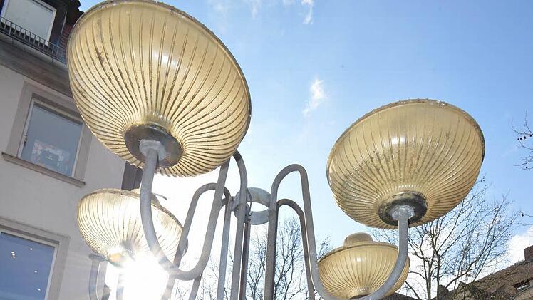 Eine der letzten "Winklerleuchten" in der Stadt. Im Sommer sollen die letzten ausgedienten Straßenlaternen gegen moderne Lichtstelen ausgetauscht werden. Foto: Ronald Rinklef