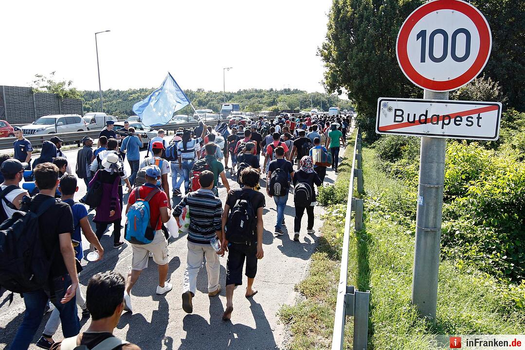 Migrants continue journey through Hungary