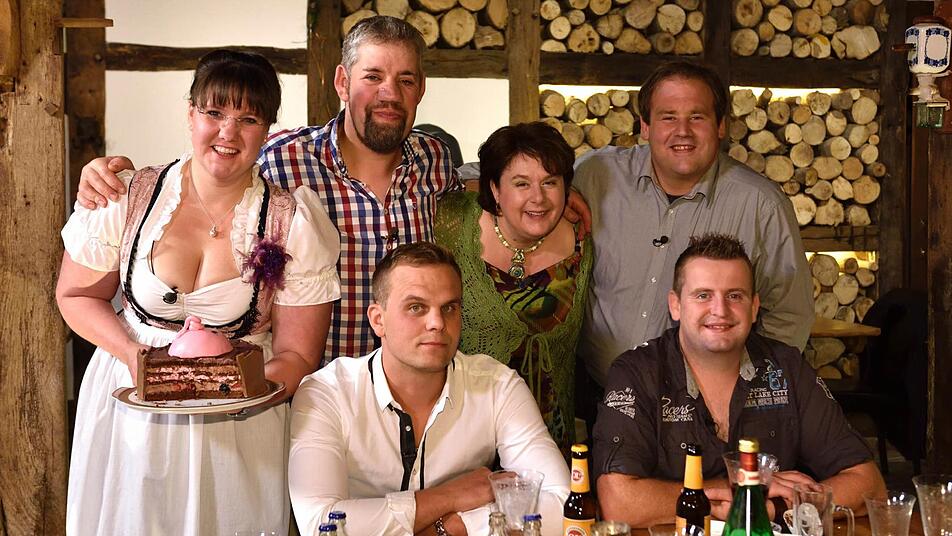 Katja, Uwe, Iris, Marcel (h.v.l.) sowie Mittelfranke Gunther und Oberfranke Sebastian (v.v.l.) werden sich am kommenden Sonntag gegenseitig beim "perfekten Promi Dinner" bekochen. Foto: VOX/Markus Hertrich