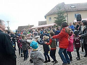 Die Kinder der Grundschule Johannisthal-Schmölz eröffneten den Herbstmarkt in Theisenort mit Musik und Gesang und luden zu einer fröhlichen Polonaise auch die Eltern mit ein.  Foto:  Foto: Karl-Heinz Hofmann