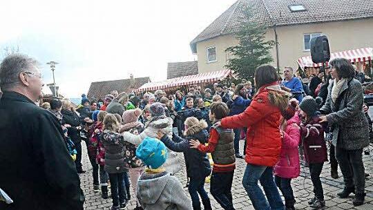 Die Kinder der Grundschule Johannisthal-Schmölz eröffneten den Herbstmarkt in Theisenort mit Musik und Gesang und luden zu einer fröhlichen Polonaise auch die Eltern mit ein.  Foto:  Foto: Karl-Heinz Hofmann