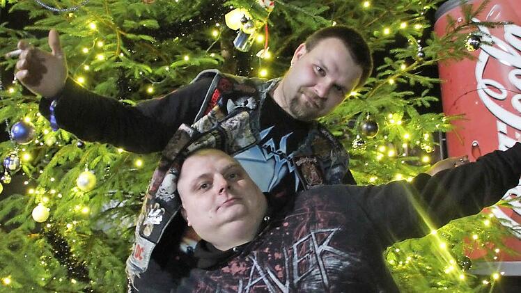 In Geiselwind wird das Lebensgefühl "Heavy Metal" in den Winter transformiert - dunkle Farben und die entsprechenden T-Shirts inklusive. Foto: Roland Wagner