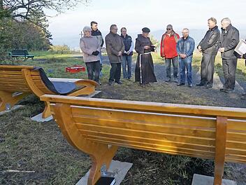 Pater Georg Andlinger segnete die neuen neuen Wellness- und Relax-Liegen auf dem Kreuzberg. Foto: Marion Eckert