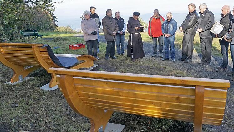 Pater Georg Andlinger segnete die neuen neuen Wellness- und Relax-Liegen auf dem Kreuzberg. Foto: Marion Eckert