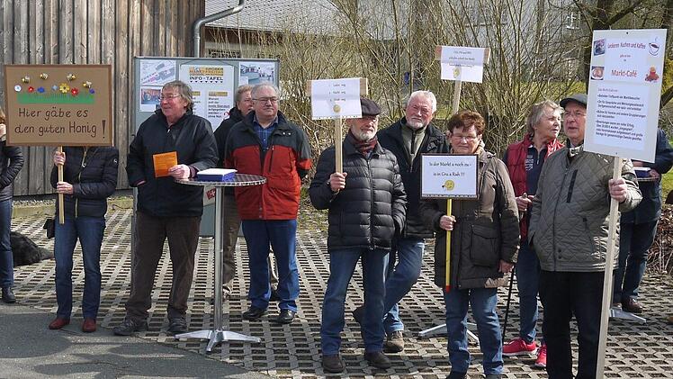 120 Besucher kamen zum "Markt der besonderen Art" hinter das Grüber Rathaus. Foto: Berthold Köhler
