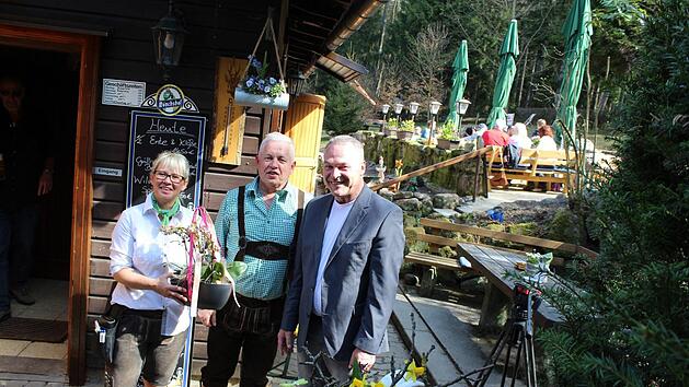 Ein blumiges Gastgeschenk &uuml;berreichte Oberb&uuml;rgermeister Frank Rebhan an die H&uuml;ttenwirtsleute Christine St&ouml;wer-Stubenrauch und Jochen St&ouml;wer. Foto: Manja von Nida