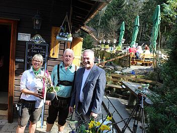 Ein blumiges Gastgeschenk überreichte Oberbürgermeister Frank Rebhan an die Hüttenwirtsleute Christine Stöwer-Stubenrauch und Jochen Stöwer. Foto: Manja von Nida