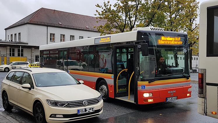 Der Schienenersatzverkehr für die S-Bahn am Forchheimer Bahnhof. Foto: Ronald Heck