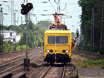 Die Elektrifizierung der Strecke von Nürnberg nach Bayreuth muss kommen, davon ist auch die Interessengemeinschaft Elektrifizierung Oberfranken-Achse überzeugt. Die Forderung: die Strecke über den vordringlichen Bedarf im Bundesverkehrswegeplan 2030 fest zu verankern und mit Infrastrukturmitteln auszustatten. Doch ein aktuelles Schreiben aus dem Verkehrsministerium legt den Schluss nahe, dass die Voraussetzungen dafür noch nicht erfüllt sind. Symbolbild: Henning Kaiser/dpa