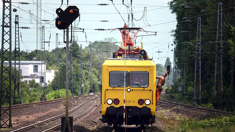 Die Elektrifizierung der Strecke von Nürnberg nach Bayreuth muss kommen, davon ist auch die Interessengemeinschaft Elektrifizierung Oberfranken-Achse überzeugt. Die Forderung: die Strecke über den vordringlichen Bedarf im Bundesverkehrswegeplan 2030 fest zu verankern und mit Infrastrukturmitteln auszustatten. Doch ein aktuelles Schreiben aus dem Verkehrsministerium legt den Schluss nahe, dass die Voraussetzungen dafür noch nicht erfüllt sind. Symbolbild: Henning Kaiser/dpa
