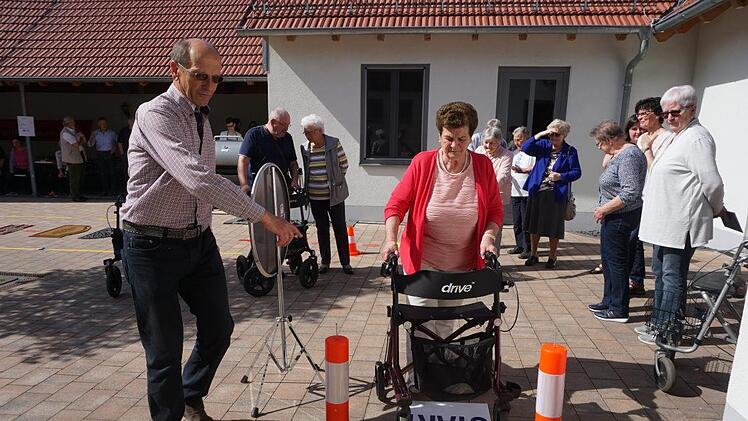 Sicherheit im Umgang mit dem Rollator vermittelte der Parcours, der  einige alltägliche Aufgaben beinhaltete.Marion Eckert