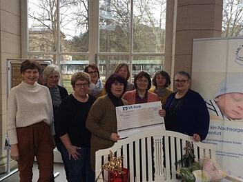Die Damen der Kreisvorstandschaft überreichten Margit Jäcklein von der Organisation Harl.e.kin Nachsorge einen Spendenscheck.  Foto: Lomb