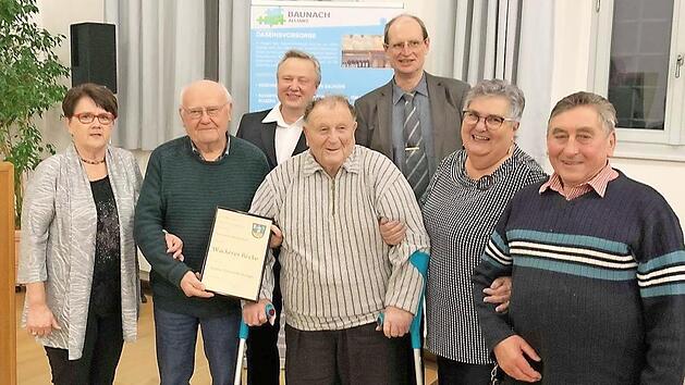 In den Kreis der "Wackeren Recken" wurde Anton Schneiderbanger aufgenommen (von links vorn): Maria Schmittlutz (2015), Hubert Schindler (2016), Anton Schneiderbanger (2019), Christiana Gruber (2017), Herbert Dirauf (2018); dahinter Erster Bürgermeister Manfred Deinlein und Zweiter Bürgermeister Erwin Wahl, gleichzeitig Vorsitzender des Ortskulturrings.  Foto: Falko Badura