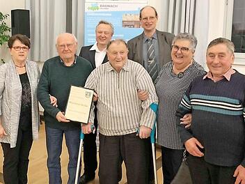 In den Kreis der "Wackeren Recken" wurde Anton Schneiderbanger aufgenommen (von links vorn): Maria Schmittlutz (2015), Hubert Schindler (2016), Anton Schneiderbanger (2019), Christiana Gruber (2017), Herbert Dirauf (2018); dahinter Erster B&uuml;rgermeister Manfred Deinlein und Zweiter B&uuml;rgermeister Erwin Wahl, gleichzeitig Vorsitzender des Ortskulturrings.  Foto: Falko Badura