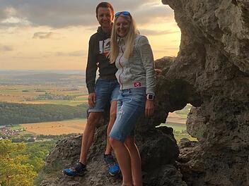 Andreas Hügerich und seine Freundin Romina Prüher beim Wandern am Staffelberg  Foto: pr