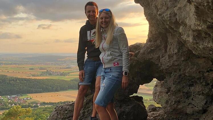 Andreas Hügerich und seine Freundin Romina Prüher beim Wandern am Staffelberg  Foto: pr