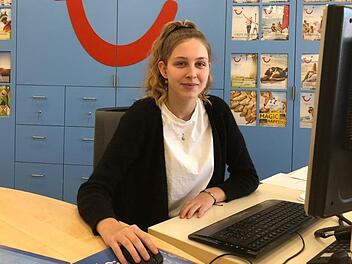 Gianna Graup ist Azubi. Sie arbeitet noch voll, die anderen Kollegen der Reisewelt Fröhlich sind in Kurzarbeit. Deshalb schmeißt sie das Reisebüro in Garitz gerade alleine. Eine große Verantwortung für die 17-Jährige. Julia Feichtinger