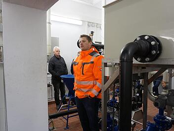 Bürgermeister Matthias Hauke erläuterte Planungen für ein neues  Maschinenhaus der Wasseraufbereitungsanlage. Foto: Marion Eckert