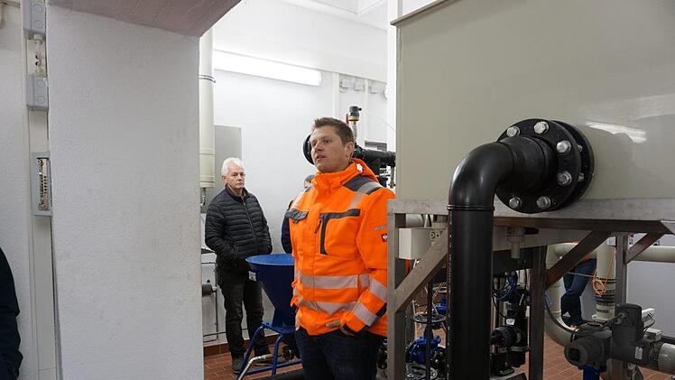 Bürgermeister Matthias Hauke erläuterte Planungen für ein neues  Maschinenhaus der Wasseraufbereitungsanlage. Foto: Marion Eckert