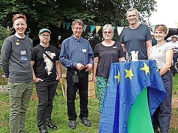 Gute Stimmung bei den Ehrengästen (v. l.) Rebecca Lenhard, Knut Meenzen, Manfred Bachmayer, Karin Kreiner, Christian Zwanziger, Pauline Port und Patrizia Siontas