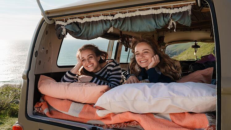 Ivy Stevens (Roc&iacute;o Luz, links) und Finn Cumberwell (Athena Strates) teilen viele Gemeinsamkeiten.