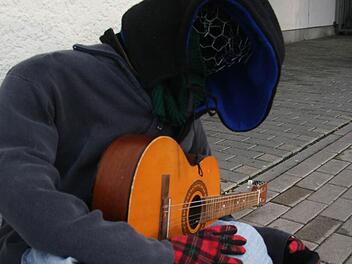 Vor dem Hintereingang des Einkaufszentrums "Fritz" sitzt ein gesichtsloser Musikant - er sieht schaurig aus. Fotos: Sonja Adam
