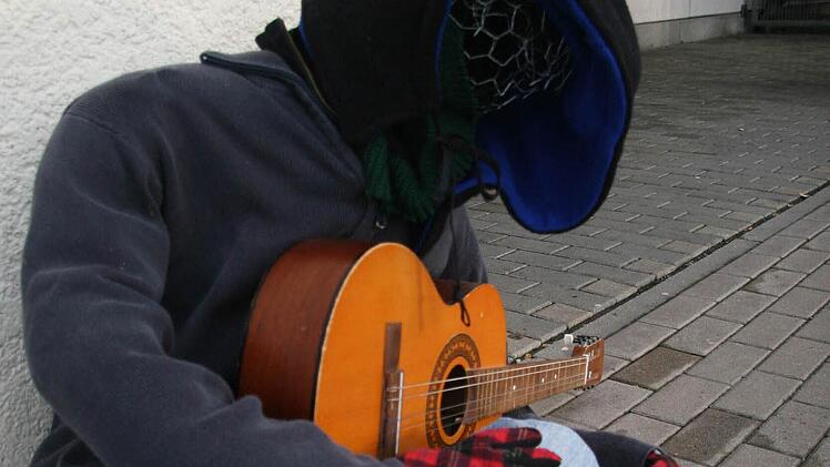 Vor dem Hintereingang des Einkaufszentrums "Fritz" sitzt ein gesichtsloser Musikant - er sieht schaurig aus. Fotos: Sonja Adam