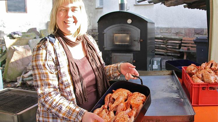 Gabriela Martin aus Schwärzelbach bereitet die Hähnchen vor.