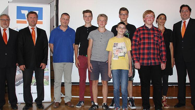 Die Vertreter der fünf Siegergruppe mit den Bankvertretern Heinrich Deringer und Matthias Martin sowie Betreuungslehrer Udo Fleischmann (links) und Betreuungslehrerin Katrin Leßmeister sowie Bankdirektor Christian Senff (rechts).