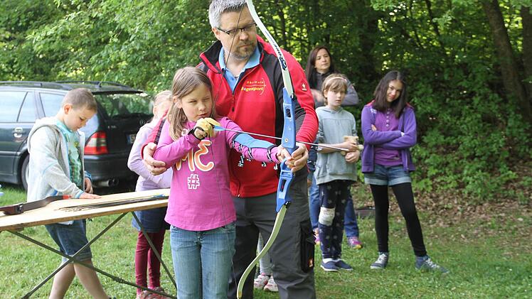 Viele Kinder ließen sich von Thorsten Grasser vom Obermain Bogensport erste Handgriffe im Bogenschießen zeigen. Foto: Gerda Völk