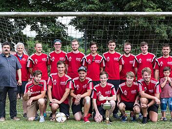 Münnerstädter Stadtmeister ist der FC Reichenbach (hinten, von links): Georg Heymann (Referent für Sport), Klaus Katzenberger, Markus Back, Patrick Weisenseel, Richard Gebel, Dominik Reiter, Jannik Schäfer, Pascal Reininger, Jonas Schäfer, Claus Kirchner sowie (vorne, von links) Sven Glaser, Moritz Dieterle, Patrick Hergenröther, Christian Pickel, Markus Weisenseel, Julian Hergenröther und Timo Kirchner. Foto: Björn Hein