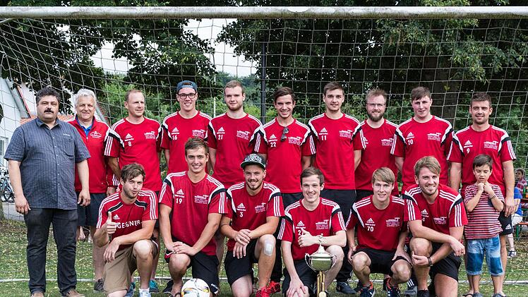Münnerstädter Stadtmeister ist der FC Reichenbach (hinten, von links): Georg Heymann (Referent für Sport), Klaus Katzenberger, Markus Back, Patrick Weisenseel, Richard Gebel, Dominik Reiter, Jannik Schäfer, Pascal Reininger, Jonas Schäfer, Claus Kirchner sowie (vorne, von links) Sven Glaser, Moritz Dieterle, Patrick Hergenröther, Christian Pickel, Markus Weisenseel, Julian Hergenröther und Timo Kirchner. Foto: Björn Hein