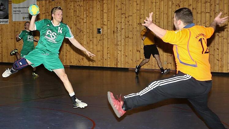 Jan Dirk de Roij bei einem seiner erfolgreichen Konter im Spiel des TV Weidhausen gegen die TS Lichtenfels.  Foto: Klaus Gagel