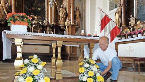 Arbeit am Blumenschmuck