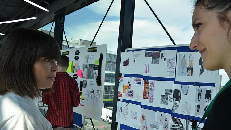 Mitarbeiter und Studenten betrachten sich die Ausstellung