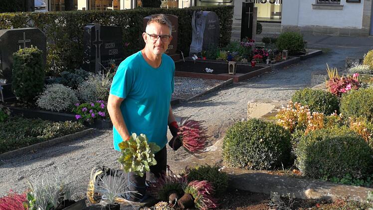 Friedhofsgärtner Michael Klaus bei der Arbeit Foto: Petra Malbrich