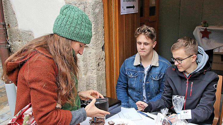 Schüler der Q12 des Johann-Philipp-von-Schönborn-Gymnasiums verkauften Lebkuchen, um die Klassenkasse  aufzubessern - für ihre nächste Klassenfahrt.