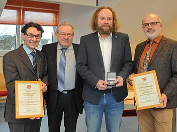 Ehrung auf dem Neujahrsempfang in Hetzles (von links): Elmar Gräßel, Franz Schmidtlein, Leonhard  Anwander und Franz Braun Foto: Karl Heinz Wirth