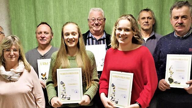 Die Vereinsmeister und Pokalsieger der Reitscher Kleintierz&uuml;chter (von links): Arthur M&uuml;ller, Stefanie Zieger, Ralf Schulze, Anne Roth, Horst Roth, Lea Roth, Vorsitzender Arnd Gratzke und Bernhard F&ouml;rtsch  Foto: Gerd Fleischmann