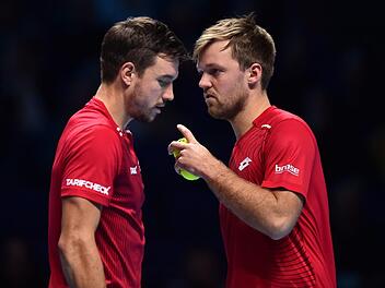 Sind nach ihrem Vorrunden-Aus bei den ATP Finals in der Doppel-Weltrangliste leicht gefallen: Kevin Krawietz (rechts) rangiert nun auf Rang 9 (vorher 7), Andreas Mies auf 11 (8).  Foto: AFP