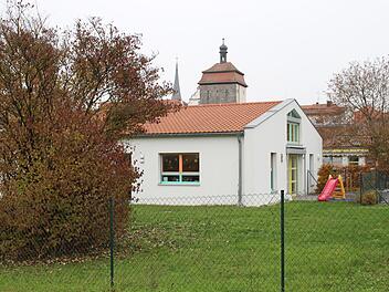 Im Katholischen Kindergarten Sankt Johannes ist der Platz knapp geworden. Auf dem freien Gelände vor der Einrichtung plant die Stadt einen Erweiterungsbau für eine Regel- und eine Krippengruppe.Foto: Evi Seeger/Archiv