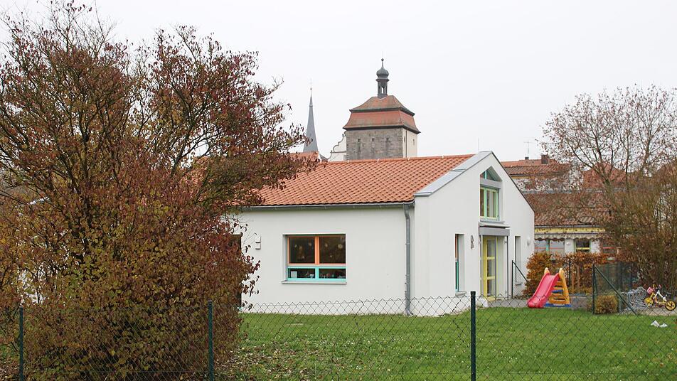 Im Katholischen Kindergarten Sankt Johannes ist der Platz knapp geworden. Auf dem freien Gelände vor der Einrichtung plant die Stadt einen Erweiterungsbau für eine Regel- und eine Krippengruppe.Foto: Evi Seeger/Archiv Im Katholischen Kindergarten Sankt Johannes ist der Platz knapp geworden. Auf dem freien Gelände vor der Einrichtung plant die Stadt einen Erweiterungsbau für eine Regel- und eine Krippengruppe.Foto: Evi Seeger/Archiv