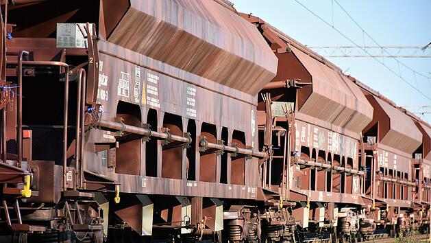 Bei der Besichtigung des ehemaligen Bahnhofs N&uuml;rnberg-Langwasser erlitt ein 30-J&auml;hriger am Dienstagabend einen Stromschlag mit 15.000 Volt. Symbolbild: Goran Horvat/Pixabay
