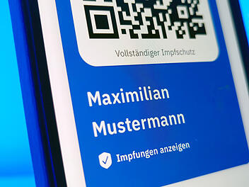Im Falle von Genesenen, die dann geboostert wurden, weist die CovPass-App entscheidende Lücken auf. Sie zeigt die dritte Impfung als Grundimmunisierung an.