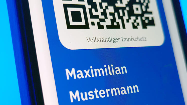 Im Falle von Genesenen, die dann geboostert wurden, weist die CovPass-App entscheidende Lücken auf. Sie zeigt die dritte Impfung als Grundimmunisierung an.
